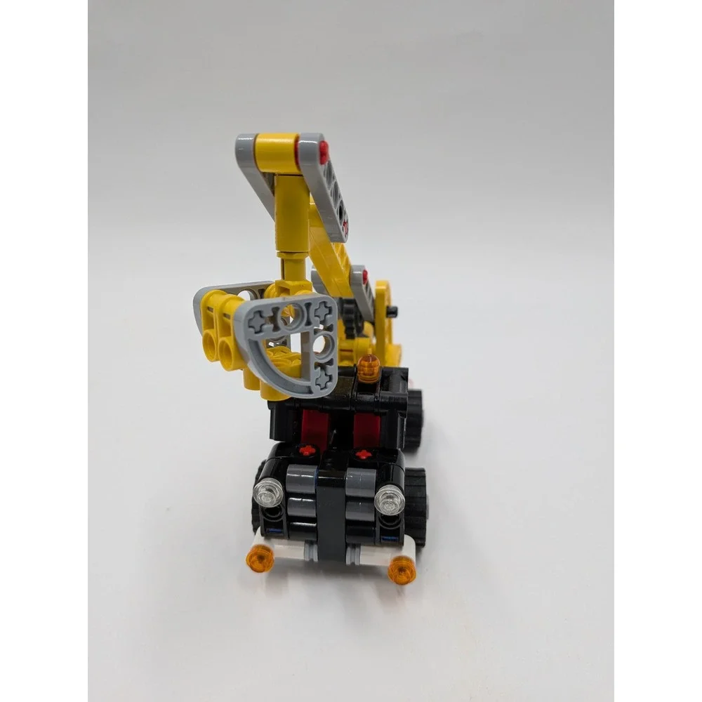 LEGO Technic Cherry Picker 42031 Construction Truck 2-in-1 Set 2015 Yellow Black